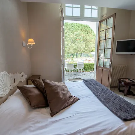 Logis Le Noir Hotel 3*