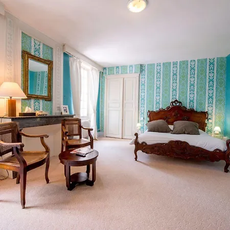 Logis Le Noir Hotel 3*